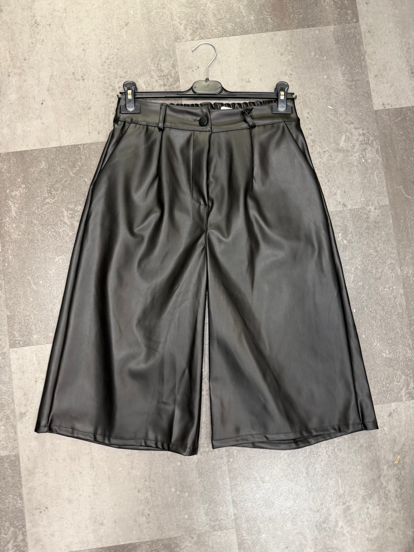 Jort Leatherlook Bermuda| Zwart